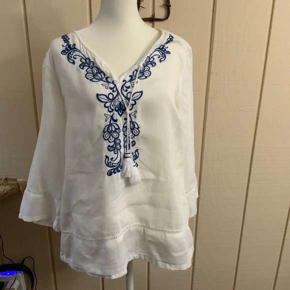 Cute linen white with blue stitched blouse.  Size M - Picture 1 of 1